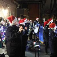 20251221_SpielenUntermTannenbaum08